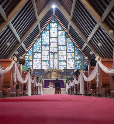Foto del altar en iglesia de el Poblado, novios freste al altar.