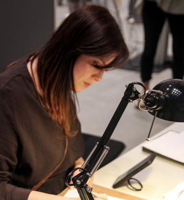 Eventillustratorin zeichnet Gästeportraits, live gezeichnet während einer Firmenfeier