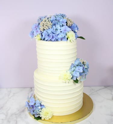 Tarta de boda elegante con flores naturales, diseño artesanal en Madrid