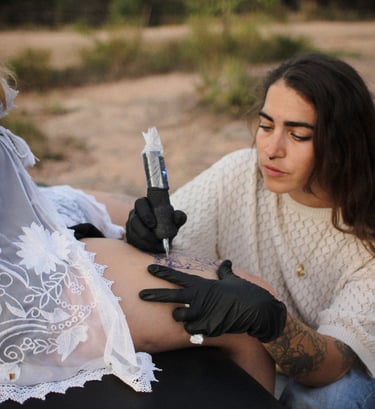 Margot Dubs Tattoo tatoue un dessin sur la cuisse de sa cliente