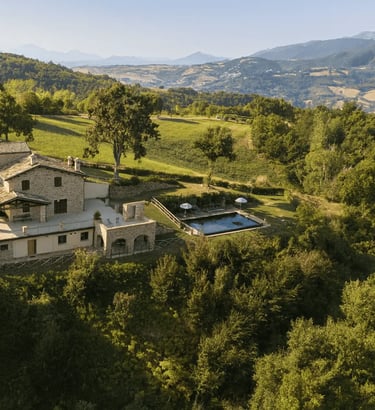 vista villa in pietra tra colline Marche