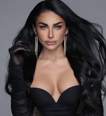 Maquilladora profesional realizando maquillaje glam en Valencia