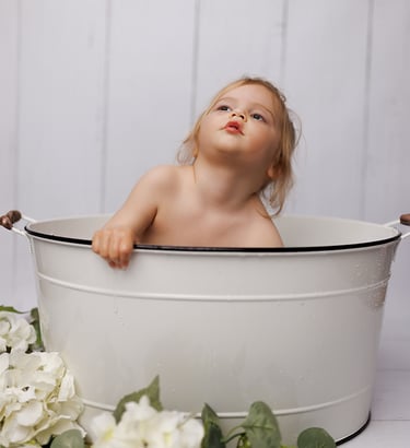 Séance bébé dans un bain de lait