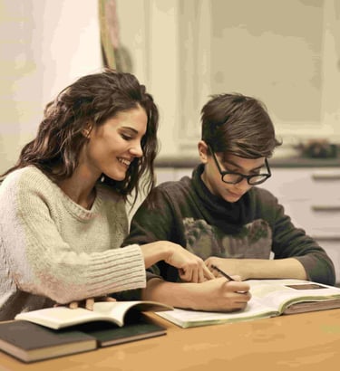 Image d'un adolescent faisant ses devoirs qui pourrait bénéficier d'un suivi de graphopédagogie.