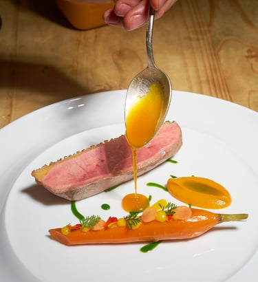 Magret de canard des Alpilles, carottes glacées au miel et jus corsé au romarin, cuisine provençale 