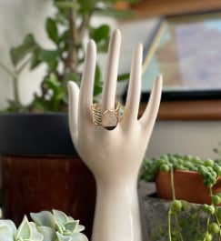 bijoux créés à la main en France avec les chutes de papier artisanal de la marque locale Upcypulp