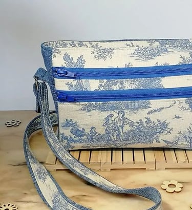 Un sac de soirée à bandoulière en toile de Jouy