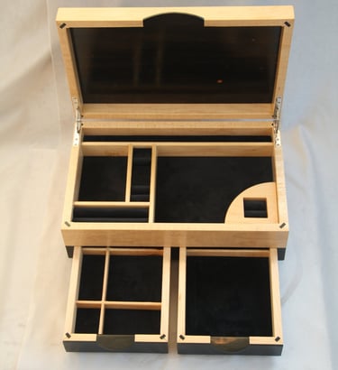 Juwelenkist met tijdloos design, inspiratie Art Deco. Gevlamde esdoorn, ebbenhout, zwart velvet. 