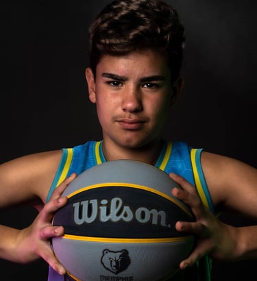 Retrato de un niño con un balón de baloncesto