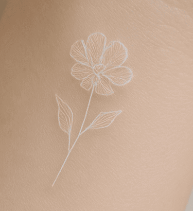 tatuaje en tinta blanca realizado en un estudio de tatuajes en Valencia