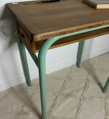 Bureau d'écolier repeint en vert, le plateau a été entièrement poncé et ciré .