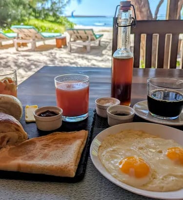 Petit déjeuner au restaurant de l’hôtel Ocean Lodge sur la plage à la Baie de Sakalava à Diego-Suarez Madagascar