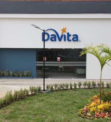 Paneles solares en clínicas y hospitales Colombia