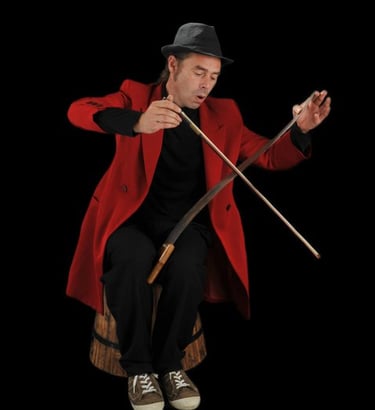 guirigabacho joue de la scie musicale