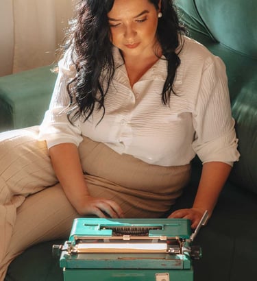 Raabe digitando em máquina de escrever com luz do sol ao fundo.