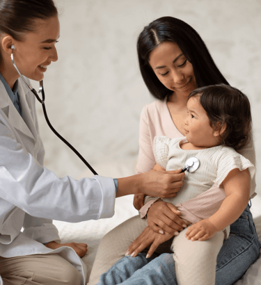 Doctor brindando atención médica a niño y adulto mayor en casa en Quito con servicio 24 horas