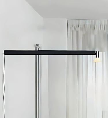 Luminaria de pared 2092W en acabado negro con cortina blanca de fondo