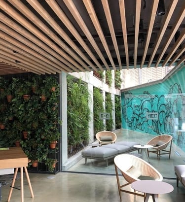 Espacio exterior cubierto con estructura de madera y cerramiento lateral para porche moderno