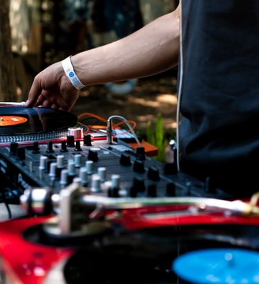 dj using Technics turntables with vinyl