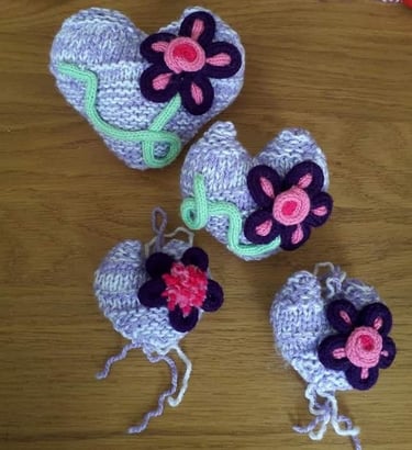 Gepunnikte bloemen op harten