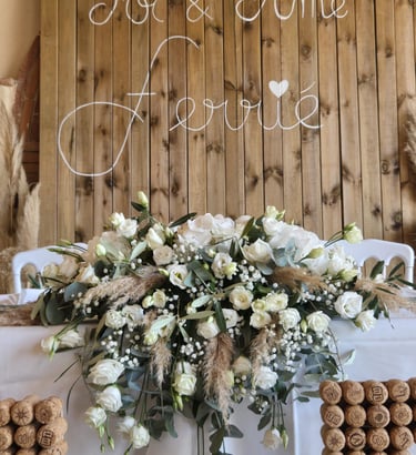 Centre de table de mariage, fleurs séchées, tons blanc et écru, créé par l'Ensorce'Fleurs
