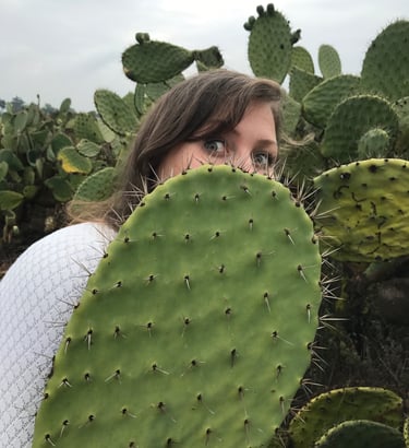 Marie Rina Rose derrière un grand Cactus au Mexique 