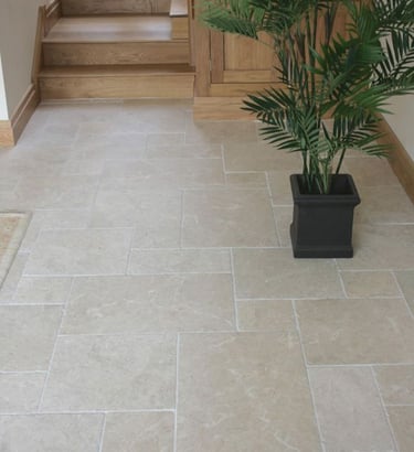 carrelage travertin, opus romain, sol en pierre naturelle, pose de carrelage, intérieur élégant