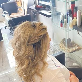 blonde hair coiffeur