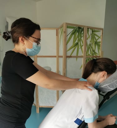 Séance de massage Amma en EHPAD.