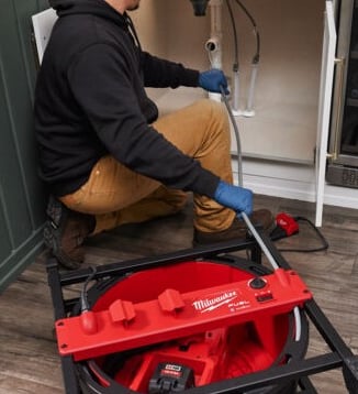 un homme avec un furet electrique