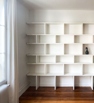 Bibliothèque sur mesure Shelfi – Levallois – mélaminé blanc et OSB – design naturel