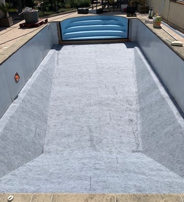 Pose du feutre sous le liner pour une piscine rénovée en Nouvelle Aquitaine