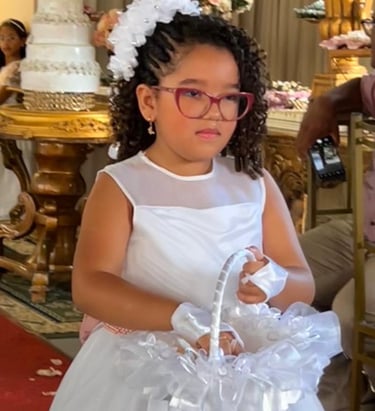 Daminha de 9 anos Florista vestido prata em um cerimônia casamento elegante
