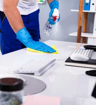 #profesional de limpieza limpiando escritorio de oficina.