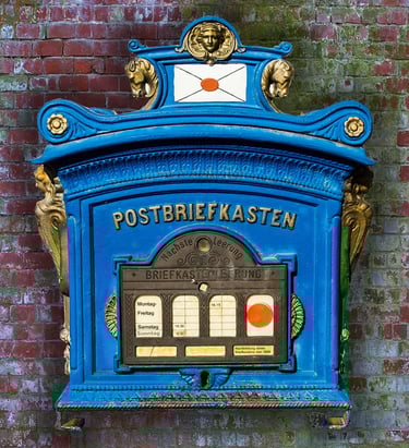 Ein blauer Briefkasten