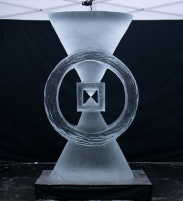 escultura de hielo de 2 metros con fondo negro abstracta con forma de conos 