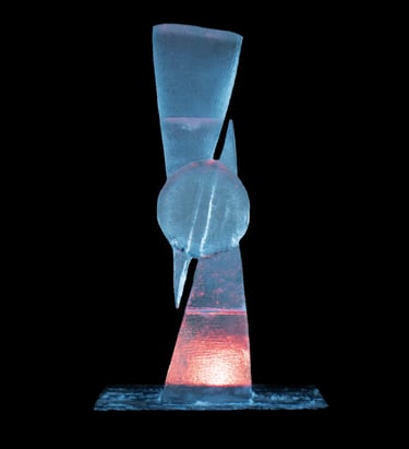 escultura de hielo con fondo negro y luz roja y azul dos conos opuesto y una esfera en el centro