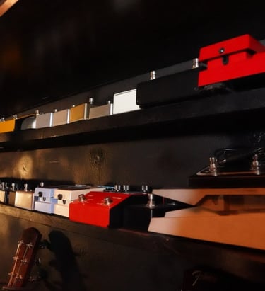 Equipamiento de Efectos Análogos que Utiliza Carlitos Calice.