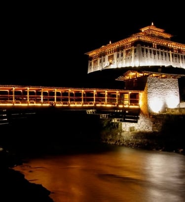 night-photography-with-cantillever-brdige-rinpung-dzong-fortress-national-museum-in-paro-valley