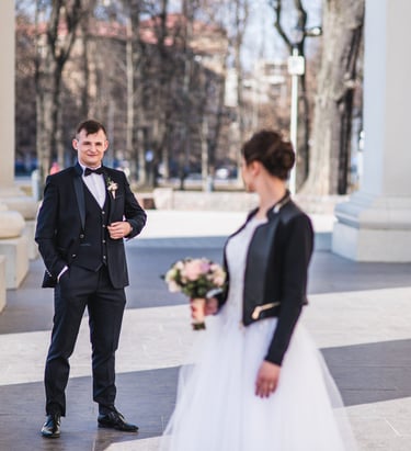 Vestuvių fotosesija Vilniuje prie Katedros - Jaunoji užsisukusi žvelgia į savo jaunikį