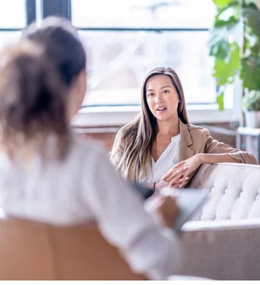 Deux femmes en séance de coaching face à face, développement personnel