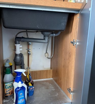 Intervention plombier Strasbourg sous meuble vasque - diagnostic fuite