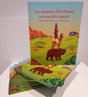 Catalan children's book cover featuring animals stacked on a bear in a mountain landscape.