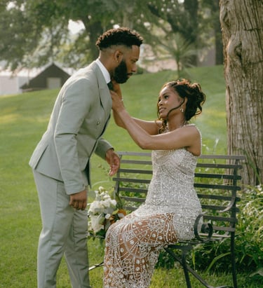 Couple qui sont dans un jardin . La femme remet la cravate de son mari correctement