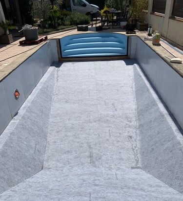 Pose du feutre sous le liner pour une piscine rénovée en Nouvelle Aquitaine