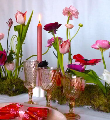 table végétale en mousse naturelles et fleurs de saison pour la Saint Valentin