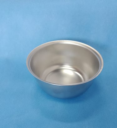 Cúpula cirúrgica utilizada para reunir agulhas e soluções, sobre tecido azul estéril.