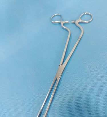 Pinça Cherron cirúrgica sobre tecido azul estéril, usada na antissepsia e manipulação de materiais.