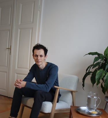 Psychologe Bruno Amanshauser in seiner Praxis sitzend