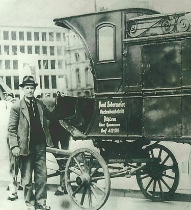 Gärtnerei früher: Alte Kutsche mit Kutscher und Pferden